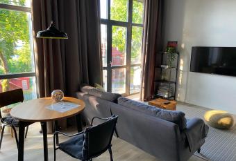 G - Owl Jazz -Modern loft type apartment 18 with big roof terrace and free private parking allows 18 year olds to book a room