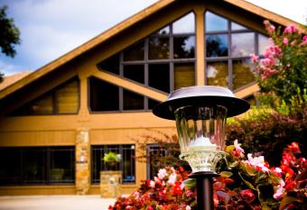 Postoak Lodge And Retreat allows 18 year olds to book a room