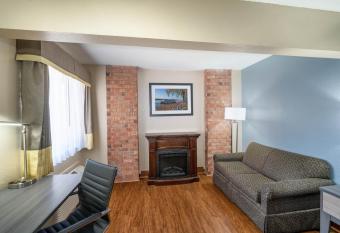 Baymont by Wyndham Tupelo has rooms with a private hot tub