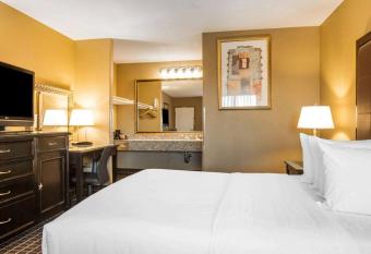 Quality Inn & Suites Westminster Seal Beach has Smoking rooms