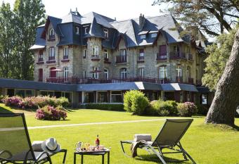 Le Castel Marie Louise has Balcony rooms