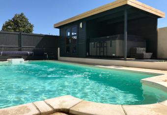 GuestHouse La Costi  re - logements ind  pendants - espace piscine jacuzzi allows 18 year olds to book a room