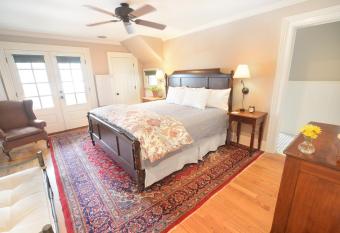 The Springwater Bed and Breakfast has rooms with a private hot tub