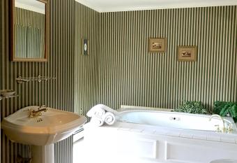 Waynebrook Inn has rooms with a private hot tub