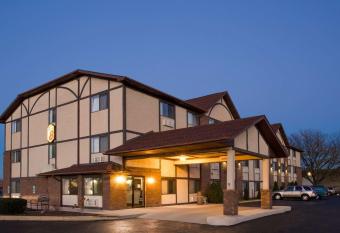 Super 8 by Wyndham Woodstock has rooms with a private hot tub