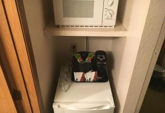 Rivertree Inn & Suites has rooms with a private hot tub