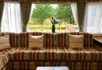 61 Glenfinart Caravan Park has Balcony rooms