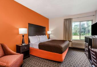 Comfort Inn & Suites has rooms with a private hot tub