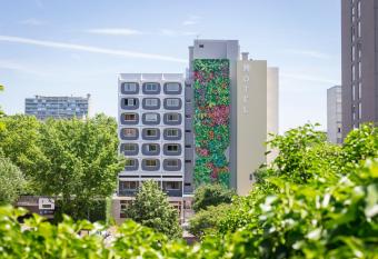 Hotel des Congr  s allows 18 year olds to book a room