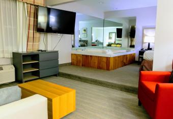 Country Inn & Suites by Radisson, Sparta, WI has rooms with a private hot tub
