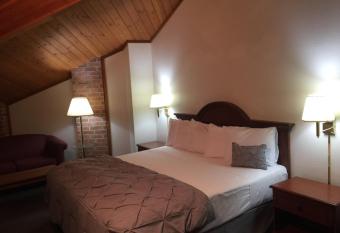 Capital O Amerihost Inn and Suites Mexico Hwy 54 MO has rooms with a private hot tub