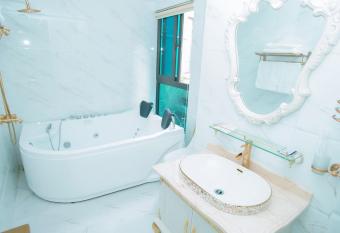 King s Hotel Y  n H  a has rooms with a private hot tub