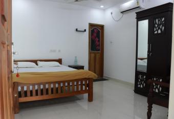 Cheenavala Fishing Homestay has rooms with a private hot tub