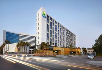 Holiday Inn Express Sydney Airport, an IHG Hotel allows 18 year olds to book a room