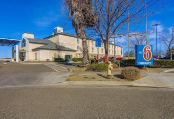 Motel 6 Lemoore has Smoking rooms