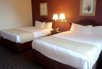 AmericInn by Wyndham Marshall has rooms with a private hot tub