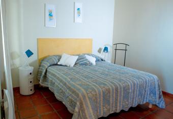 CHEZ DANY ET GERARD allows 18 year olds to book a room