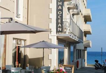 Alpha Ocean has Balcony rooms