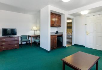 Best Western Prime Inn & Suites has rooms with a private hot tub