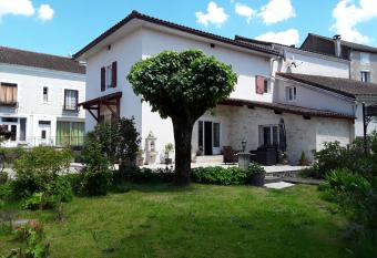 Chez Domi Jardin du bourg has Balcony rooms