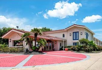 Days Inn & Suites by Wyndham Texas City allows 18 year olds to book a room