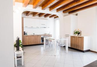 INTERO APPARTAMENTO nel cuore di VICENZA has Balcony rooms