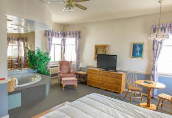 The Steveston Cafe & Hotel has rooms with a private hot tub