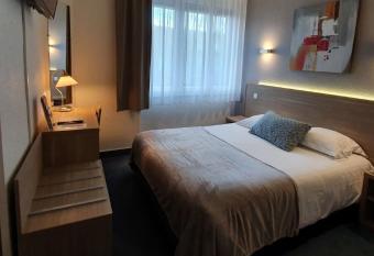 The Originals City, H  tel Les Oc  anes, Lorient (Inter-Hotel) allows 18 year olds to book a room
