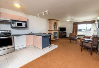 Super 8 by Wyndham Vermilion AB has rooms with a private hot tub
