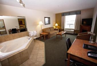 Service Plus Inns & Suites Drayton Valley has rooms with a private hot tub