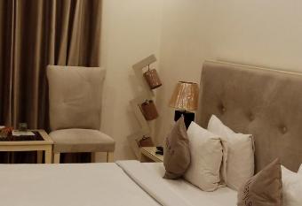 MaryLeena Hotel Gulberg has rooms with a private hot tub