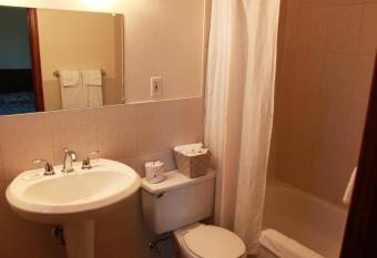 Knights Inn Cobourg has rooms with a private hot tub