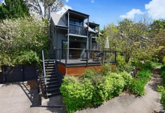 Cloudsong Chalet 1 Close to the village centre has Balcony rooms