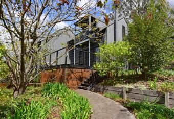 Cloudsong Chalet 2 Close to the village centre has Balcony rooms