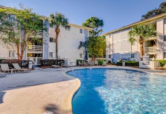 Fiddlers Cove has Balcony rooms