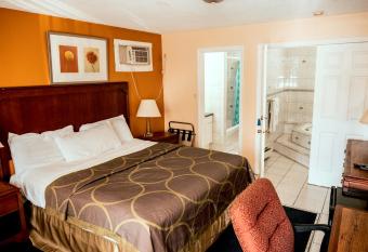 Knights Inn Burlington has rooms with a private hot tub