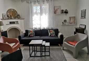 La Cit   m  di  vale en tableau allows 18 year olds to book a room