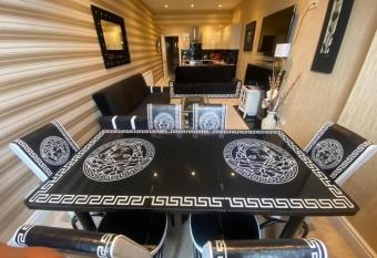 Boutique Blackpool 2 Bed Gold Apartment Sleeps 10 has Balcony rooms