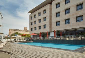 New Hotel of Marseille - Vieux Port allows 18 year olds to book a room