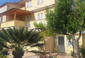 Apartments and Rooms Markovski has Balcony rooms