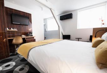 The Originals Boutique, H  tel Bulles by Forgeron, Lille Sud (Qualys-Hotel) has rooms with a private hot tub