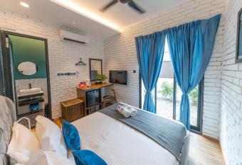 Reunion Carnarvon allows 18 year olds to book a room