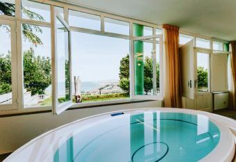 SECRET GARDEN - Suites & Apartments allows 18 year olds to book a room