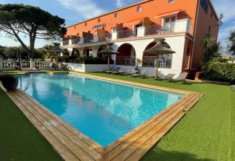 H  tel Ath  na allows 18 year olds to book a room