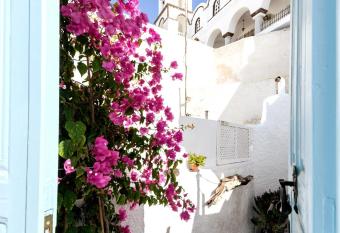 Santorinian Lava House has Balcony rooms