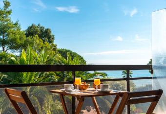 H  tel Bahia allows 18 year olds to book a room