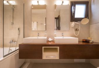 Sivota Diamond Spa Resort has rooms with a private hot tub