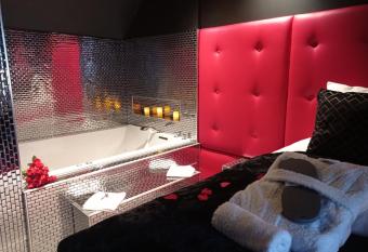 Hotel et Spa Le Lion d Or has rooms with a private hot tub