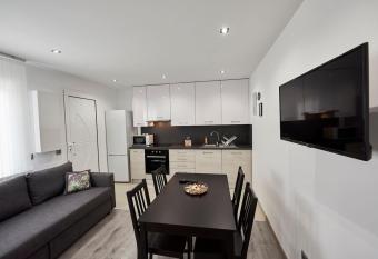 APPARTEMENT T2 RDC 1 A 4 COUCHAGES allows 18 year olds to book a room