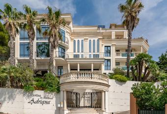 Vacanc  ole - R  sidence Adriana allows 18 year olds to book a room